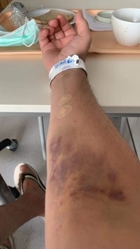 Они не обязаны им это предъявлять , это не служебное удостоверение , это не жетон . Если с законом о полиции не знакомы так бегайте доказывайте , есть у меня уже друзья которые противники , один почти умирает , да и я был противником до 8 июня , вот фото , ЖРИТЕ .  Знаете что я вам всем желаю , просто что бы скорая не успела в этот момент , другу клапан поставили , головокружения , давление падает , а меня красиво откачивали , гуляйте ,  всю жизнь кололись а здесь заговор . УДАЧИ