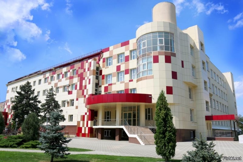 а здание, видно, давным-давно ремонту не видало......
похоже, со времен коммунистов....
отсутствие занавесок\жалюзи на окнах и НИ ОДНОЙ СПЛИТ-СИСТЕМЫ тоже говорит о многом.....
.
а, как бы, МАИ посерьёзней для страны, чем кубанские ВУЗы....