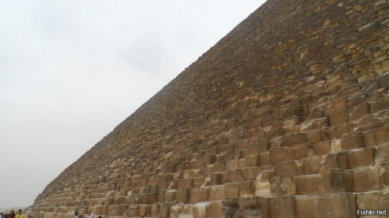 Лазать по пирамидам - ну не знаю, камешки там крупные, мне чего-то не захотелось туда лезть