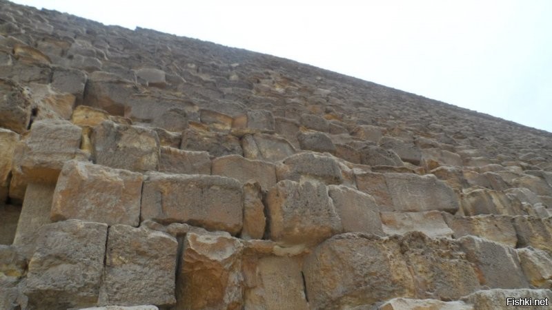 Лазать по пирамидам - ну не знаю, камешки там крупные, мне чего-то не захотелось туда лезть