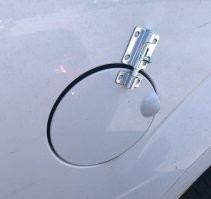 А за счет чего это держится? Он что, щеколду на клей посадил?