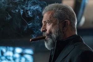 У старины Мэла сложный период в Голливуде, вот и снимается порой в фильмах с 1-2 съёмочными днями.
Но харизму не пропил, как ни старался :)