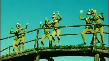 Но от жадности ква-ква
И от глупости....