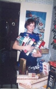"Ох уж этот сигаретный дефицит..."

не было никакого сигаретного дефицита, наоборот ассортимент бухла и курева исчислялся тысячами названий, у каждого второго была либо коллекция пачек, либо банок\бутылок
а вот девка как варик вместо денег могла получить зарплату сигами по бартеру