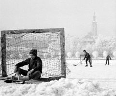 Это не горечь поражения, это слезы радости после того как снял кожаные коньки:))