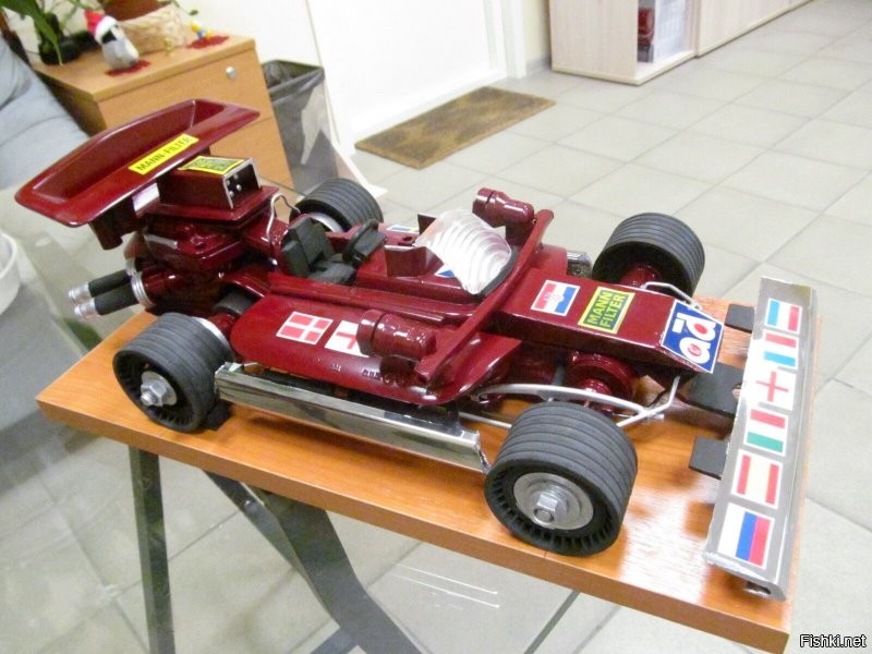 У знакомого небольшая фирма по продаже автозапчастей. И хобби – моделирование. Когда приходит брак, то пускается в дело, так что некондиционным деталям даётся вторая жизнь. Выглядят модели, конечно, не совсем привычно, но спросом пользуются. Потому ему и выставку не организовать – всё по рукам расходится.