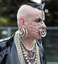 Девушка с бисером на лице