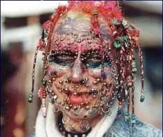 Девушка с бисером на лице