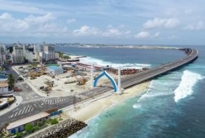 Уже НЕ планирует, а сделано. Пост на материалах 10-15 летней давности. Путем строительства двух мостов и подсыпания соседних островов площадь под застройку Мале уже в 10 раз больше сфотографированной в топе.