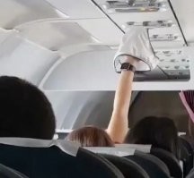 Тут вообще не понятно что происходит.Там трусы висят?Или что?
Зачем она на ногу часы нацепила?
Слава богу мне такие не попадались