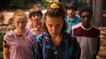 В кач-ве развлекухи, рекомендую молодёжный сериал-триллер "Очень странные дела. Загадочные события". Снято 3 сезона по 8-9 серий, четвёртый в работе, выйдет в 2022 году. Каждый сезон, как законченный фильм. В сериале зритель встретится со старыми, знакомыми по известным фильмам, актёрами, а также откроет для себя новые звёзды экрана.