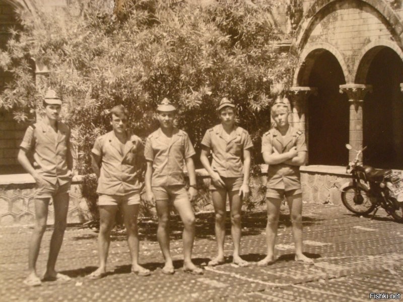 Хотел бы я на него посмотреть в портянках . Летом плюс 60 .  87-89 гг.