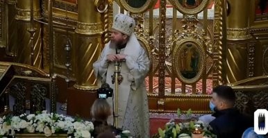 А он сам-то почему без маски?