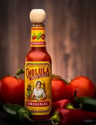 Странно писать об острых соусах, и ни слова не сказать о Sriracha и Cholula.