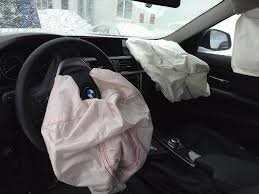 Ага. Смешная байка...
Практически все производители устанавливают свой логотип на руль. И вряд ли инженеры-разработчики тупее того, кто эту байку придумал. Конструкция, естественно, раскрывается так, чтобы не навредить водителю.