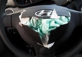 Ага. Смешная байка...
Практически все производители устанавливают свой логотип на руль. И вряд ли инженеры-разработчики тупее того, кто эту байку придумал. Конструкция, естественно, раскрывается так, чтобы не навредить водителю.