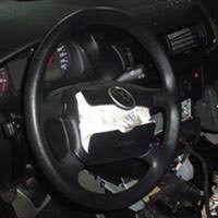 Ага. Смешная байка...
Практически все производители устанавливают свой логотип на руль. И вряд ли инженеры-разработчики тупее того, кто эту байку придумал. Конструкция, естественно, раскрывается так, чтобы не навредить водителю.