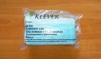 Это "бизнесмены" (как китайские, так и наши) наживаются на ажиотаже, продавая туфту (рассчитывая на то, что не все читают этикетки). Эти "маски" чисто чтоб отвязались. Хотя даже такие изделия лучше, чем ничего.  
Для реальной защиты маски надо приобретать не на кассе в супермаркете, а в аптеке. На упаковке должно быть написано "Маска МЕДИЦИНСКАЯ" и указан ГОСТ ( или хотя бы ТУ.