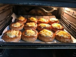 Раньше помню ватрушку с мясом делали, к фаршу добавляли и грибы, и овощи - чем не пицца.