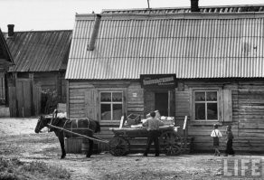 Знаете, когда журнал Лайф оцифровал свои архивы, то многие диссиденты и антисоветчики позасовывали языки себе жопы, миф о стране концлагере рухнул.
