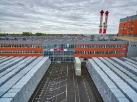 Ну фото про то, что стена закрывает окно - вариантов много. Построено здание без внутренних перекрытий. И потом распределены площади. Согласно плана строят стеновые перекрытия из легких материалов. И вот так получается, что стены попадает в окно. Обратите внимание на окна, они просто идут сплошным рядом.