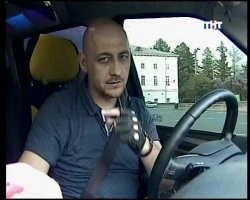 Алексей Куличков. Когда еще была передача "такси", одногруппница попала на эту передачу. Говорила, что у него пздц звёздная болезнь, со всеми очень грубо говорил, орал, постоянно бесился из-за ничего, даже им объяснял правила с неким цинизмом, что он проявил милосердие смотреть в их сторону, потом говорит: надо было на камеру играть удивление и прочее, и чтобы всё прям искренне, но воспоминания самые ужасные.