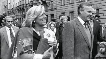 И кто это там такой слева позади крадется?