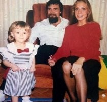 Фото Полины Гагариной с родителями выглядит, как щас модно говорить, крипово.