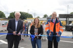 Это, кстати, не просто мусорка, а оборудованное место для раздельного сбора отходов.

Такое и на Западе порой с помпой открывают.

Вот, например, открытие мусорки во Франкфурте, точнее говоря, свалки для мусора