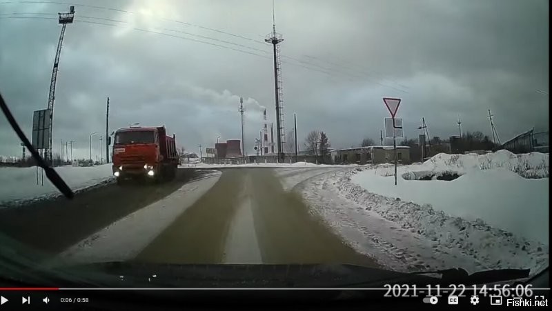 Посмотри видео внимательней.
Там хорошо видно знак и куда уходит главная дорога.