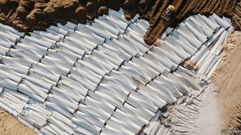 Утилизация лопастей турбин: ахиллесова пята ветроэнергетики.

Сегодня те лопасти, которые не используются повторно или не сжигаются, в идеале для регенерации энергии, оказываются на свалке. Этот снимок был сделан в США и стал символом одной из темных сторон возобновляемых источников энергии во всем мире.


На фото: Свалка ветряных лопастей в штате Вайоминг, США