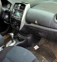 Умничка. Занял пассажирское. И даже пристегнулся.