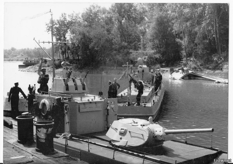 М-да, Были в период ВОВ в СССР БК, так они и пострашней и получше вооружены. чем это говно современное. Пушка ф-34 и шрапнельный выстрел УШ-354Т. из 2 башен. на мах 6-8 км.  в знатное решето..