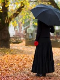 Журналистка рассказала своим подписчикам в твиттере, что готова прийти на их похороны и таинственно постоять в сторонке, чтобы все подумали   при жизни у них были какие-то тайны...
26-летняя писательница и журналистка Entertainment Weekly Дана Шварц из США предлагает превратить похороны своих подписчиков в перфоманс и всего за 50 долларов готова повторить знаменитую сцену из фильмов, когда таинственная незнакомка под чёрным зонтом молча появляется на погребении, вызывая тысячу немых вопросов у присутствующих....

Так сказать, оставить на прощание ИНТРИГУ...