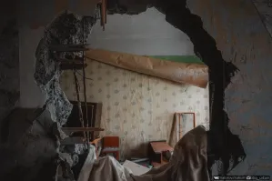 Мне кажется что это в стародавние времена жильцы попробовали объединить квартиры, да плюнули на это дело и ушли в другую свободную квартиру, или совсем уехали оттуда нахрен))