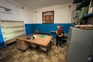 "Пробовать включать свет, мы, конечно же, не осмелились."...
А это что? Портативный четырехрядный кинософит на батарейках?