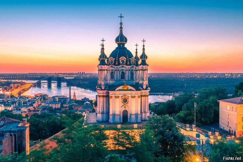 Православный храм в честь апостола Андрея Первозванного. Построен в стиле елизаветинского барокко по проекту Б. Ф. Растрелли в 1747-1753 годах на Андреевской горе. Храм расположен на крутом правом берегу Днепра, над исторической частью города - Подолом. Вниз от Андреевской церкви идёт Андреевский спуск, соединяющий верхний город с нижним.