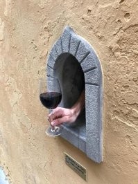 Под лобовым обычно окошко с вином