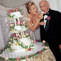 Ну, а чего? Здесь все браки по любви. 
 А такие? Хотя, да из-за любви к деньгам.