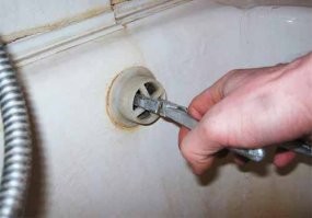 Куда ведет это загадочное отверстие на ванне?