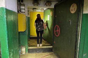 Деваха вроде хороша, не просто так он ее привел в подземелье