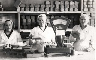 Диагноз поставлен: в Совке ты не жил ни разу. Продолжай сочинять дальше про свое несчастное детство, которое украл Сталин.
Только объясни, пожалуйста, что делают продавщицы на этих фотографиях. Если не взвешивают, конечно