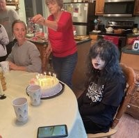 А какая была девочка, смотрите! Бантики красные, гольфики белые, платьице в горошек!..