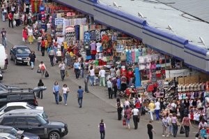 Судя по авто - это никак не 90-е: