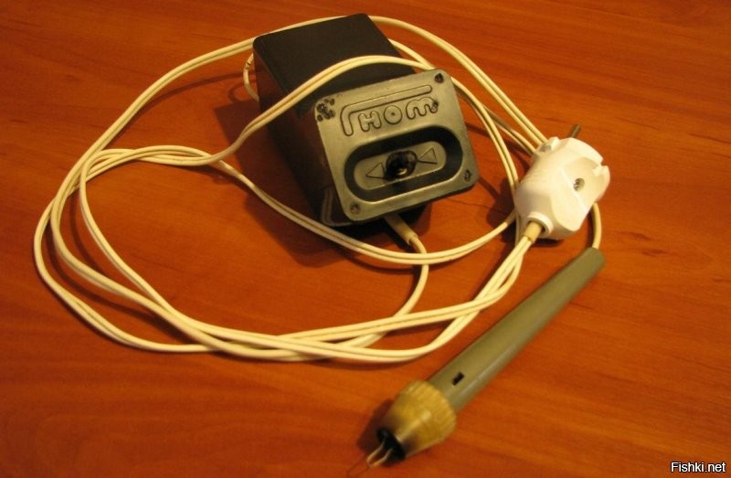 Аппарат моего детства на трудах. Ессесно фанера и постоянно летящие "жала" свои =)