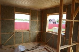 Собственно чему удивляться  декоративная обшивка, фанера, каркас,  тоненький утеплитель и гипсокартон.