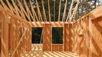 Собственно чему удивляться  декоративная обшивка, фанера, каркас,  тоненький утеплитель и гипсокартон.