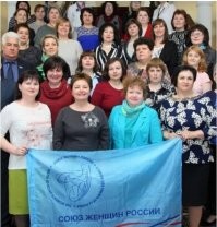 мужик там с краю притёрся .наверно думает ,что ему что то перепадет .