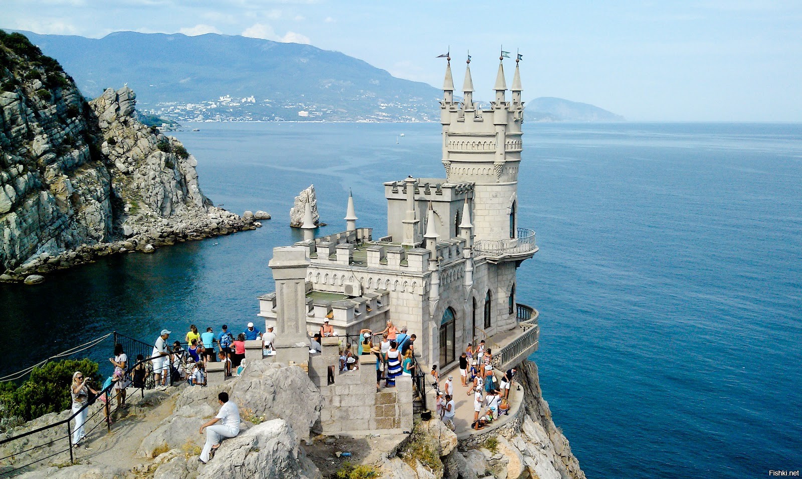 Crimea. Крым Ялта Ласточкино гнездо. Алушта Ласточкино гнездо. Крымский полуостров Ласточкино гнездо. Дворец замок Ласточкино гнездо.