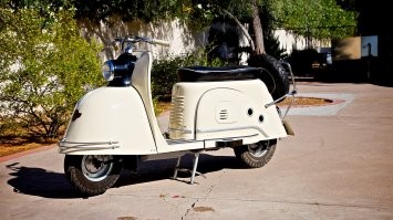 Муравей родился на основе закупленных в ФРГ мотороллеров 
"Goggo 200". Грузовая модель уже создавалась своими силами.